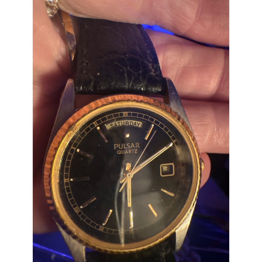 Pulsar Quartz Mens Watch V544-8A40 Black Dial Day Date Gold Fluted Bezel Leather